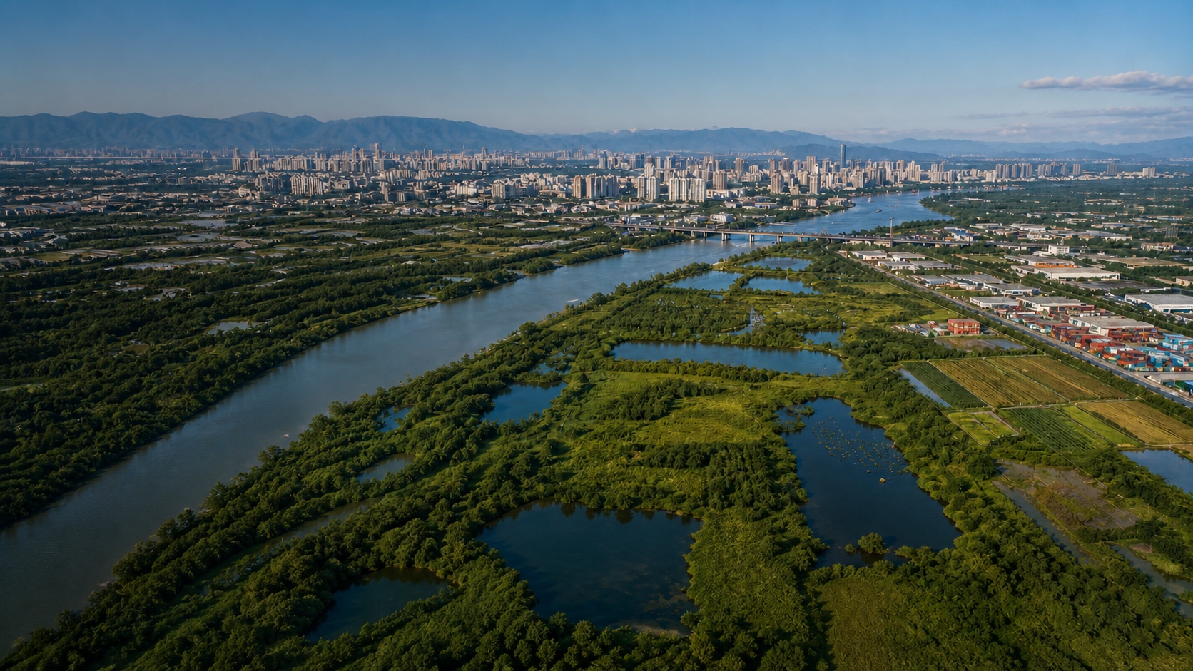 城市、河流、湿地、农田与产业空间的航拍景观